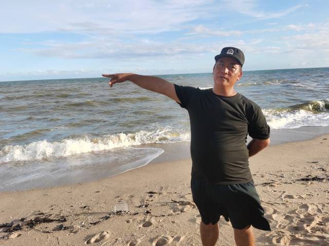 參與救人的鄧俊德向記者描述事發經過。