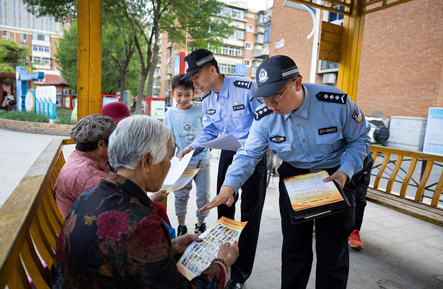 民警在社區(qū)宣傳防范電信詐騙。天津市公安局東麗分局供圖