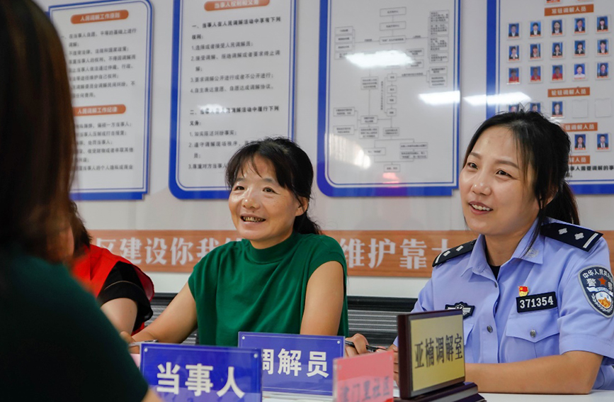 民警會同街道在“亞楠調(diào)解室”調(diào)解糾紛。天津市公安局東麗分局供圖