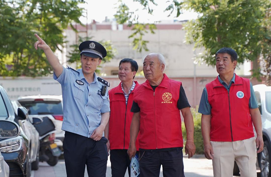 民警與“海河義警”在社區(qū)排查安全隱患 天津市公安局東麗分局供圖