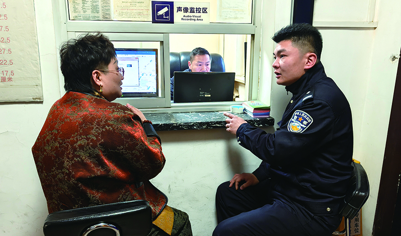 民警通過監(jiān)控幫市民尋找丟失的手機