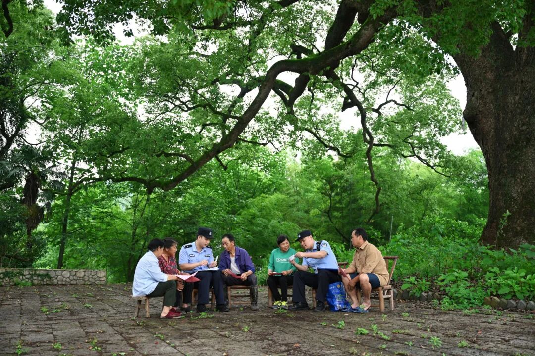 老樟樹下新楓警-分宜縣公安局城東派出所民警深入鄉村開展反詐防騙宣傳，排查矛盾糾紛。（新余市公安局 鄒強）.JPG