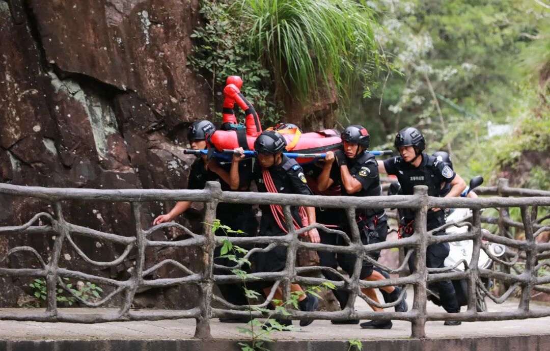 同飲一江水·共護東江源！江西公安特警巔峰對決！-圖二-2025年7月，江西省公安特警在安遠縣三百山開展多維度實戰拉動演練，展示風采深化合作。（贛州市公安局 王瑞-胡江濤-李凡）.jpg