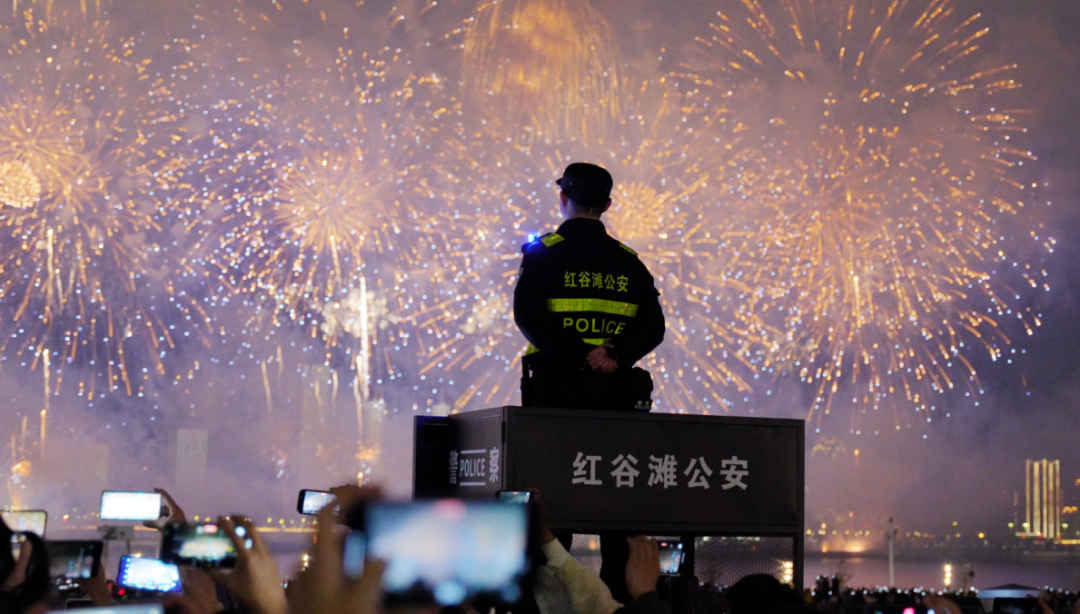 守護繁華美景-大年初一，南昌市公安局紅谷灘分局執勤民警在迎新春煙花晚會現場值守，守護繁華美景。（南昌市公安局 應堅）.png.png