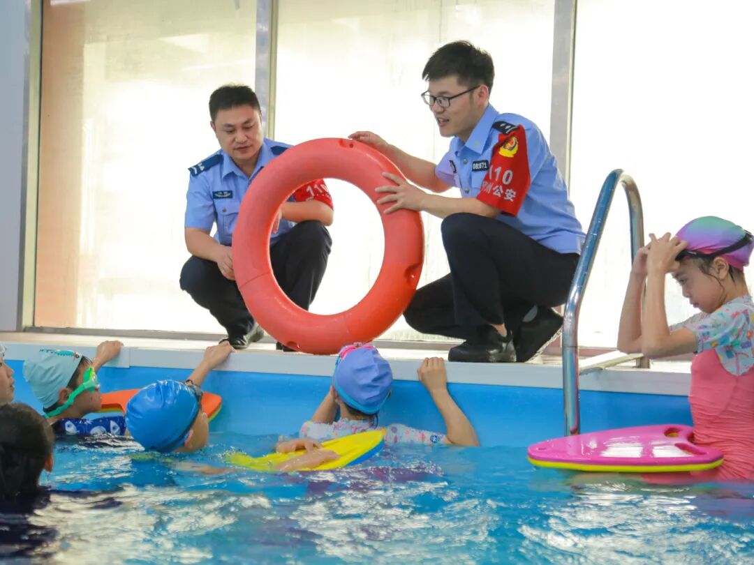 水花游泳課-2025年6月，上饒市公安局信州分局茅家嶺派出所會同中小學、義警協會、藍天救援隊，開設游泳技能培訓班，提升學生自救能力。（上饒市公安局 雷春陽）.jpg.jpg
