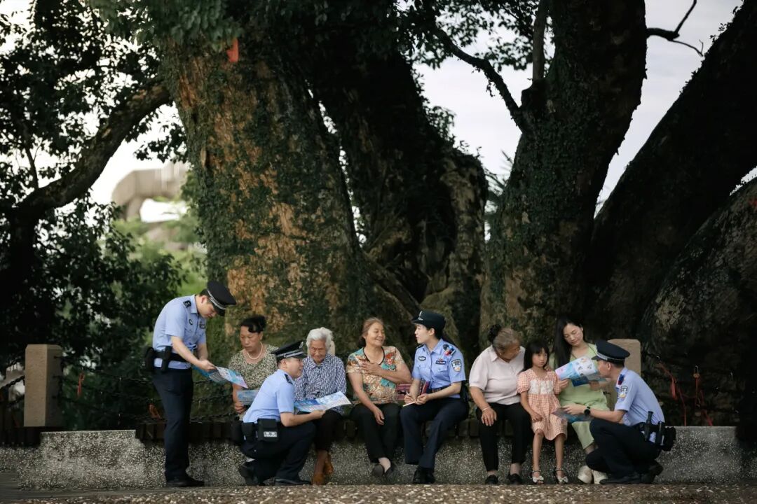 警護民生 樹伴溫情 攝影：孫慶 撫州市公安局.jpg
