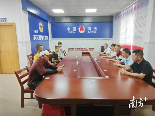 組織雙方進行面對面協商。麥毅攝