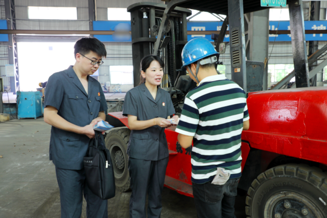 法官回訪工程公司,向車間工人普法 法官回訪工程公司,向車間工人普法