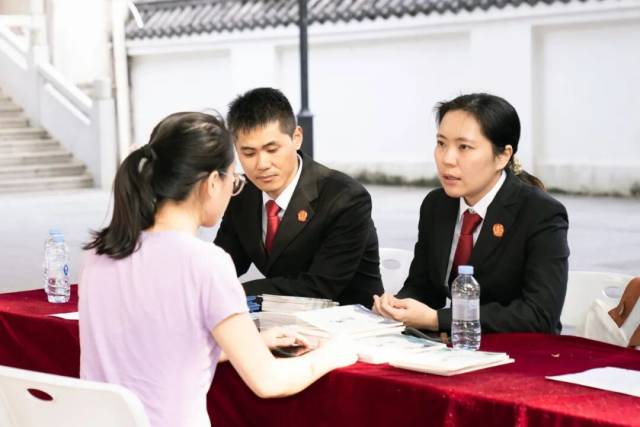 寶安法院到社區(qū)開展法律咨詢活動