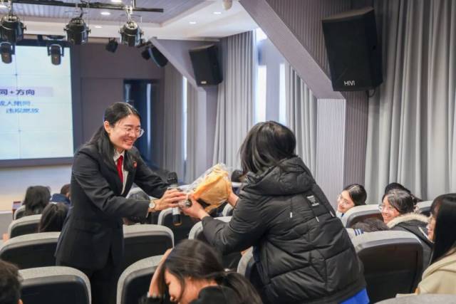 學生通過答題獲得卡通玩偶“獬豸”