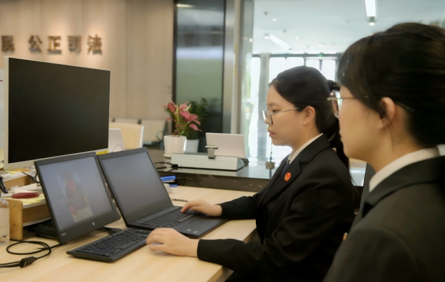 前海法院工作人員正在進行在線視頻授權面簽