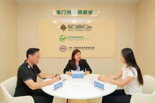 澳門特邀調解組織的調解員在橫琴法院主持調解工作