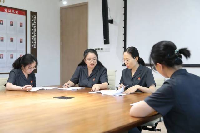 全國首宗認可和執(zhí)行“港資港仲裁”裁決案，圖為合議庭法官合議案件