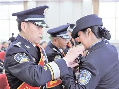 佩戴警銜